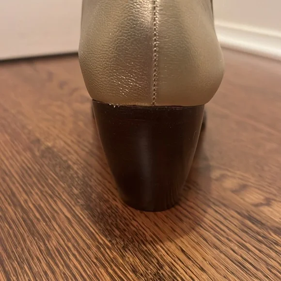 Never worn - Matisse “Caty” Gold Ankle Booties with Sleek Pointed Toe - Size 10 - Picture 3 of 5